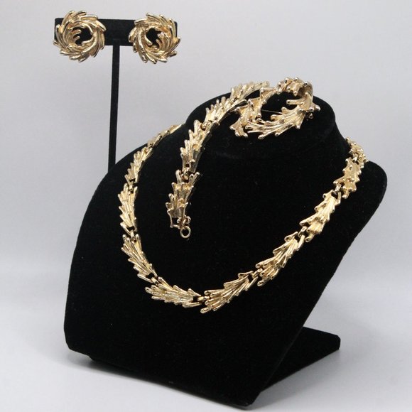 MONET TEXTURED BRUTALIST GOLD TONE PARURE SET - Picture 1 of 9